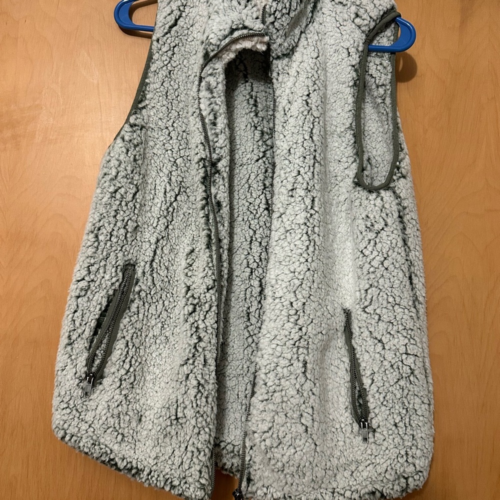 Love Tree women’s  Sherpa Vest with Zipper Accents